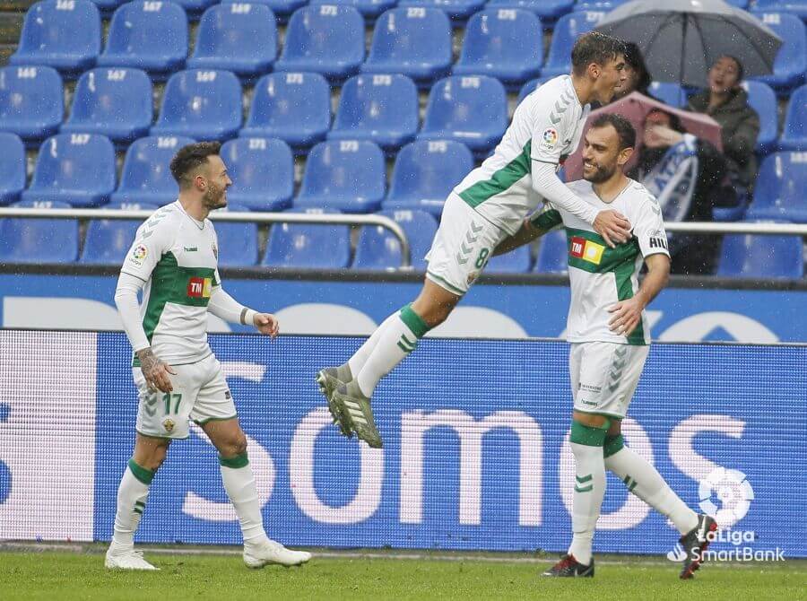 Los jugadores del Elche celebran un gol de Gonzalo Verdú al Deportivo / LFP